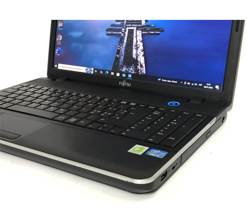 Ноутбук Fujitsu Lifebook A512 / 15.6" (1366х768) / i3-3110M / 8GB / 320GB HDD / Win10Pro - Б/в